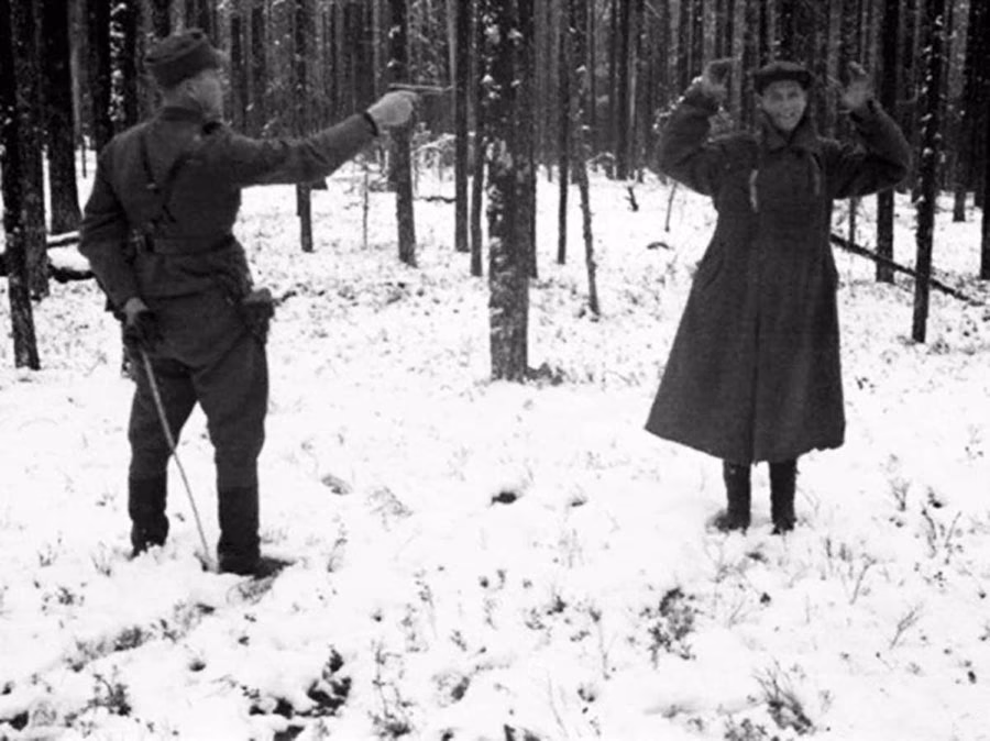 Ölüme Gülümsemek 1942