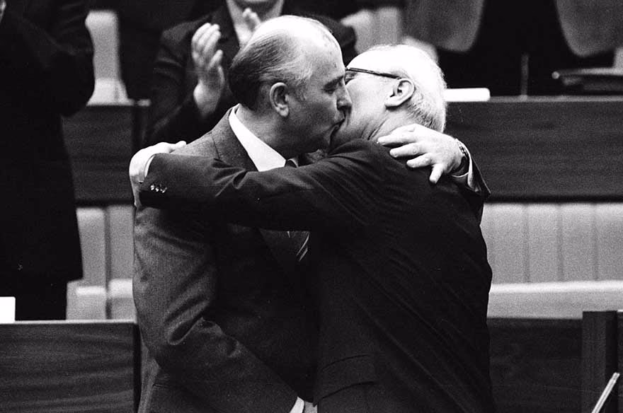 Öpüşen Liderler 1986