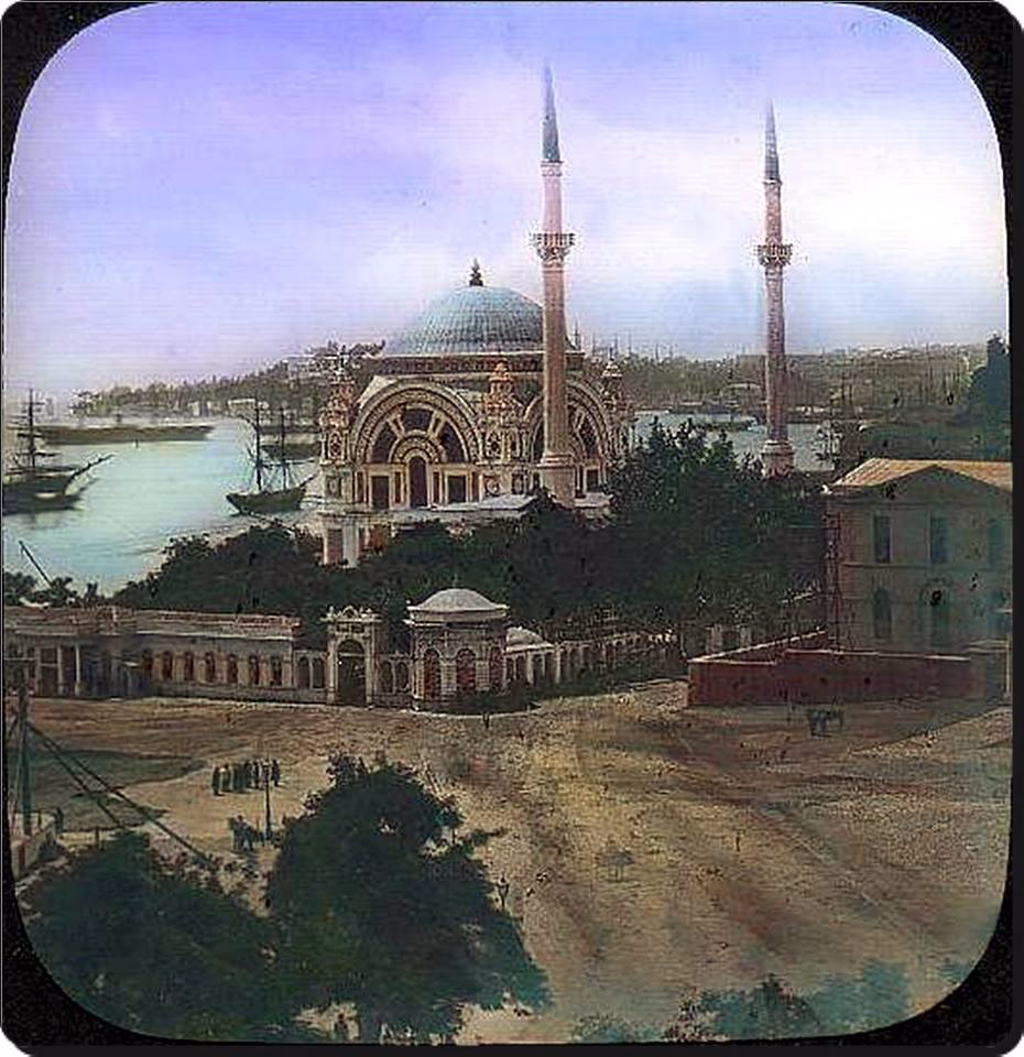 Fotoğrafın sağ kenarından bir bölümü görünen bina şimdi olmayan Dolmabahçe Saray Tiyatrosu.1859'da bu sarayı da yaptıran Sultan Abdülmecit'in isteği üzerine 300 seyirci alabilecek kapasitede gayet süslü ve gösterişli bir bina olarak yaptırılmış.1863'kadar piyesler sergilenmiş.Sultan ölünce yerine geçen kardeşi Sultan Abdülaziz tiyatroya ilgisizmiş,bina yanmış,bakımsız kalmış,daha sonra tahta geçen yeğeni 2.Abdülhamit de Yıldız Sarayı'na geçtiği için fazla ilgilenmemiş bu bina ile , giderek köhnemiş.1917-20 arası Sovyet Devrimi'nden kaçıp İstanbul'a sığınan Beyaz Rus mültecilerin bir bölümü bu binada barındırılmış ki onların bu binada çamaşır kuruturken,temizlik yaparken çekilmiş bazı fotoğrafları paylaşılmıştı önceden burada.Son olarak 1940'ların ikinci yarısında Dolmabahçe Stadı yapılırken de yıkılmış...(Kadri Sonemel)
