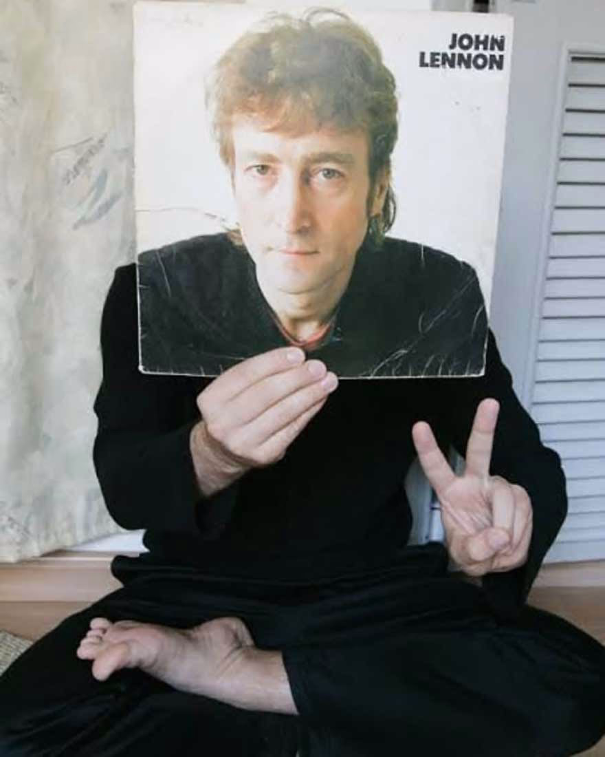 45Lik Plak Kapaklari Ile Poz Veren Insanlar 05