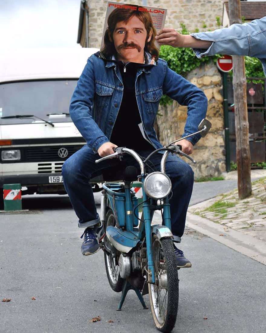 45Lik Plak Kapaklari Ile Poz Veren Insanlar 25