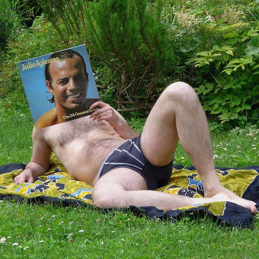 45Lik Plak Kapaklari Ile Poz Veren Insanlar 40