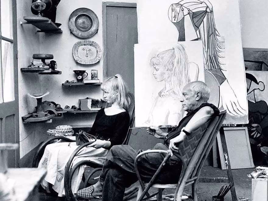 Pablo Picasso, atölyesinde Brigitte Bardot ile birlikte