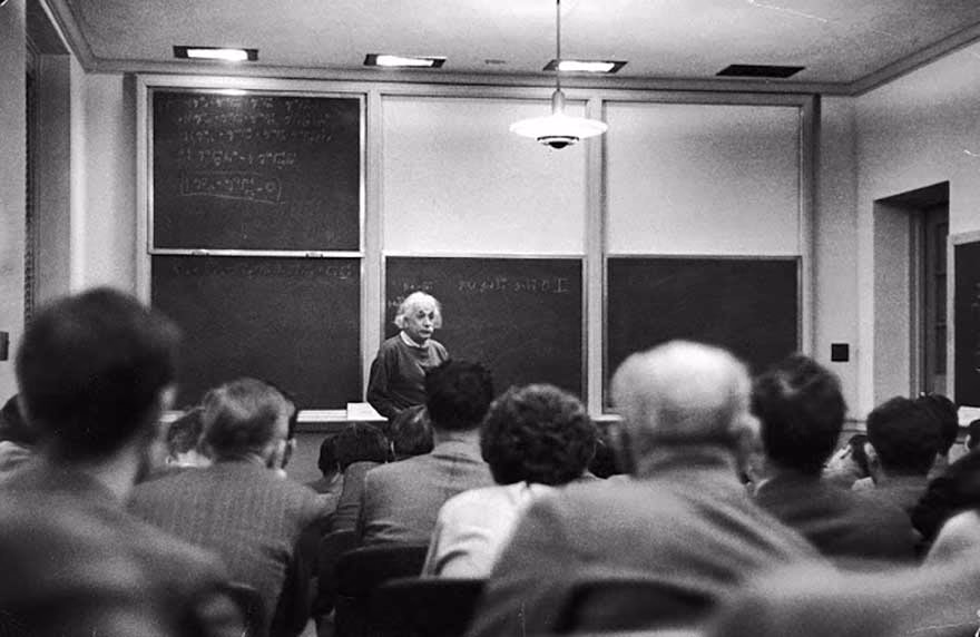 Albert Einstein, üniversitede ilk dersini veriyor