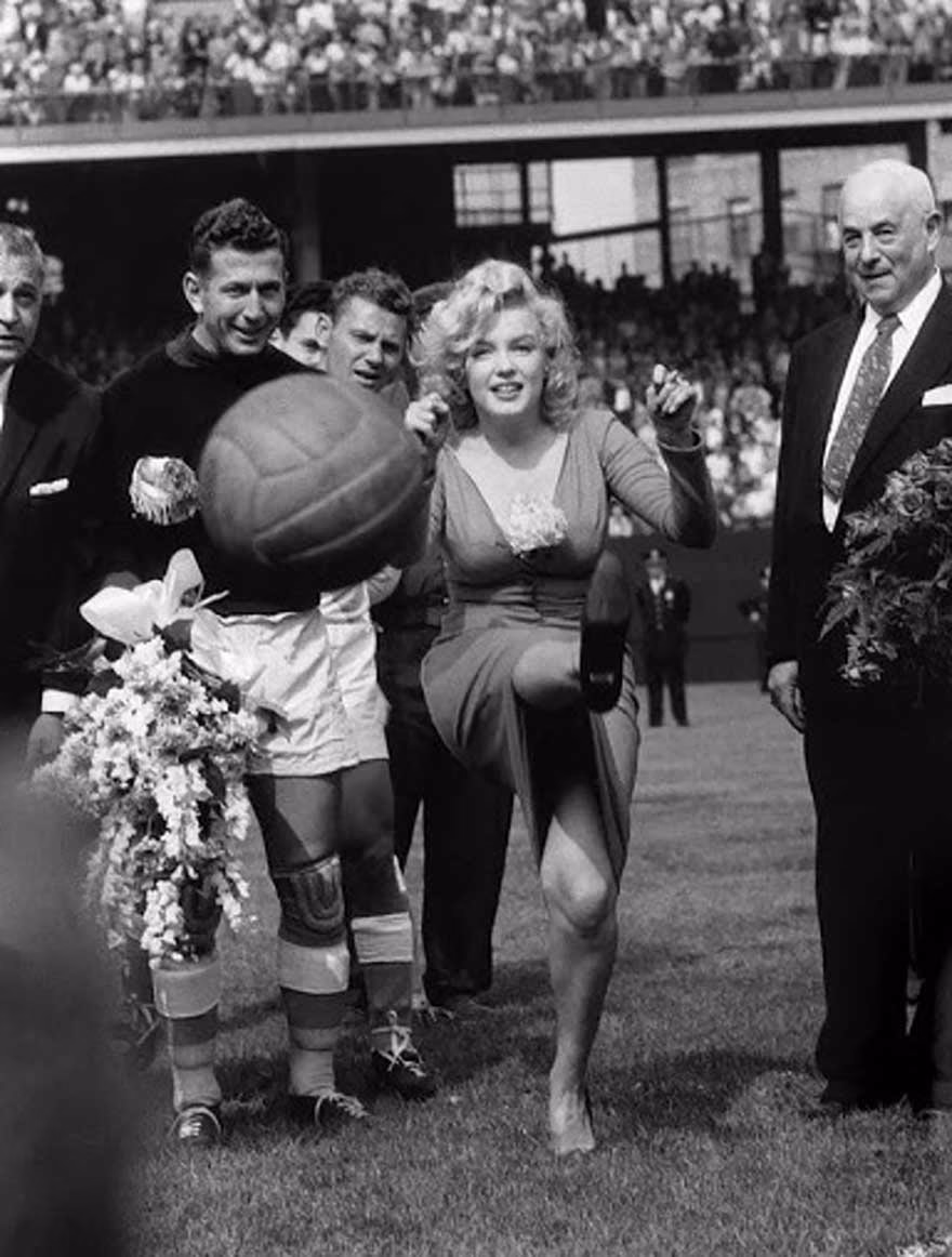 Amerikan Futbolunun açılışını Marilyn Monroe yapıyor