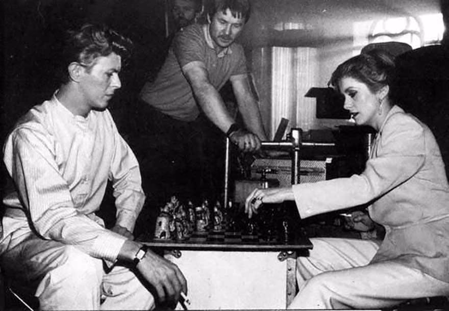 David Bowie 1983 yılında Catherine Deneuve ile satranç oynuyor