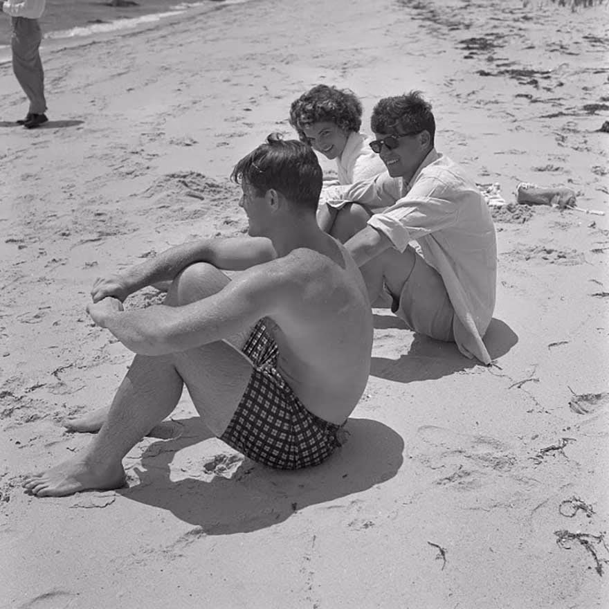 Jackie Kennedy, John F. Kennedy ve Ted Kennedy ile plajda
