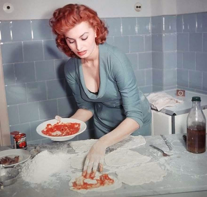 Sophia Lauren 1955'te pizza yapıyor