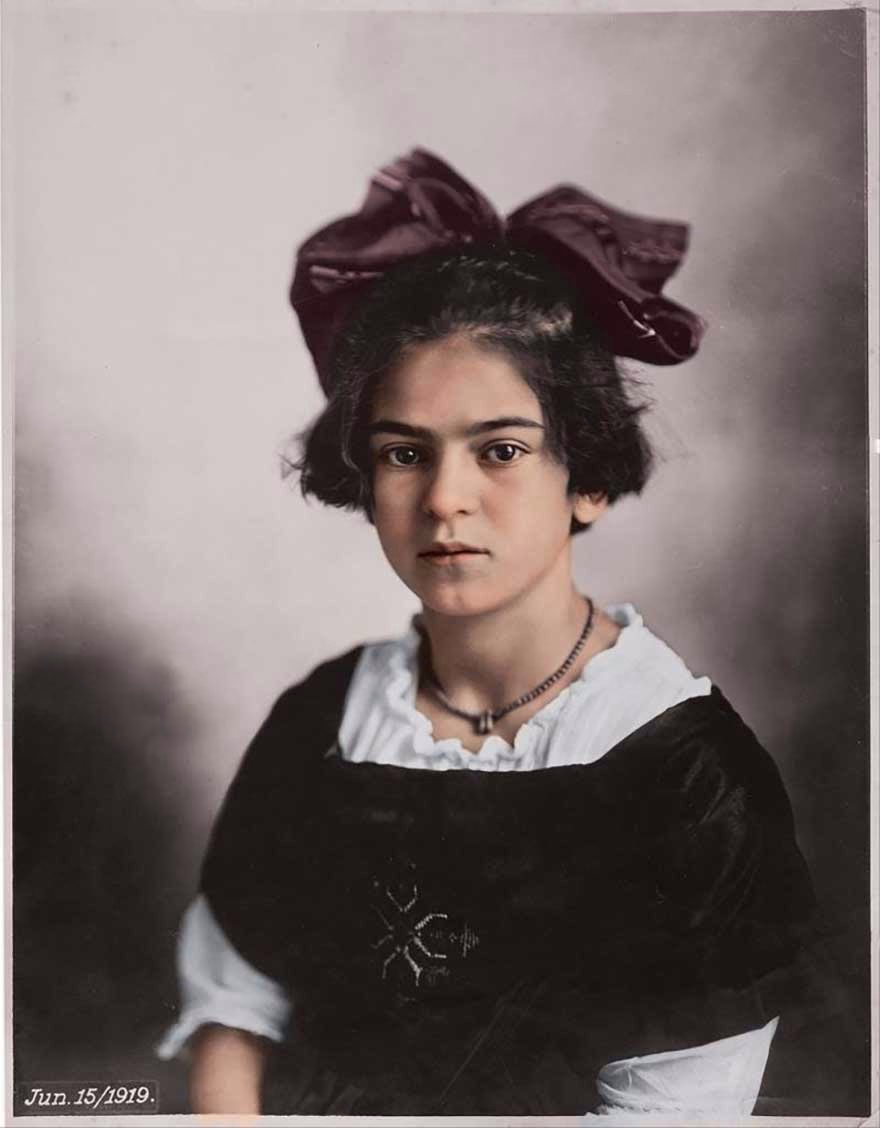 919 yılında Frida Kahlo'nun fotoğrafı babası tarafından çekiniyor
