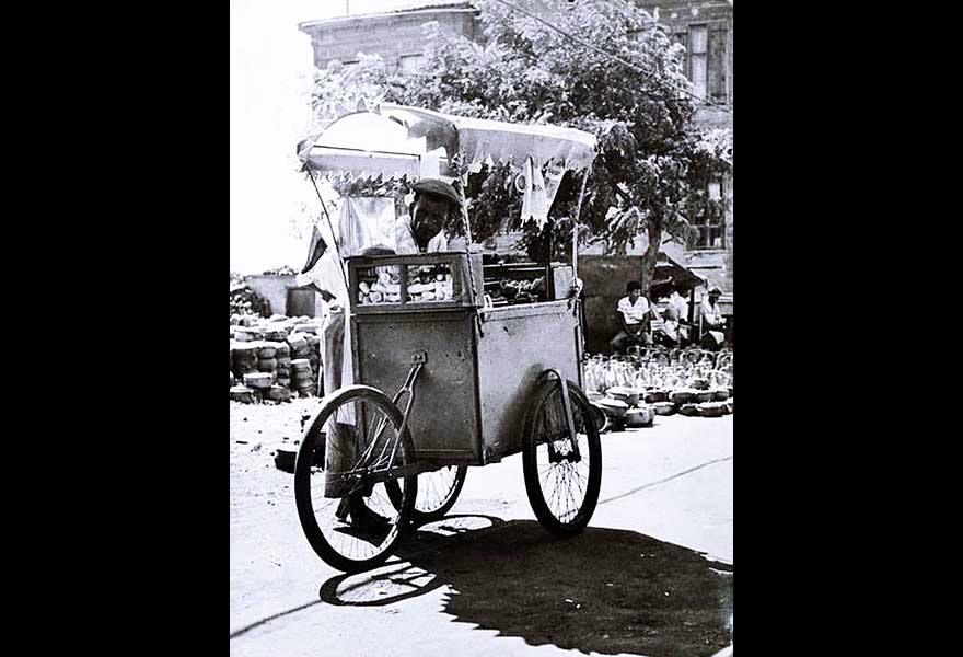 1960'lı yıllarda seyyar bir dondurmacı