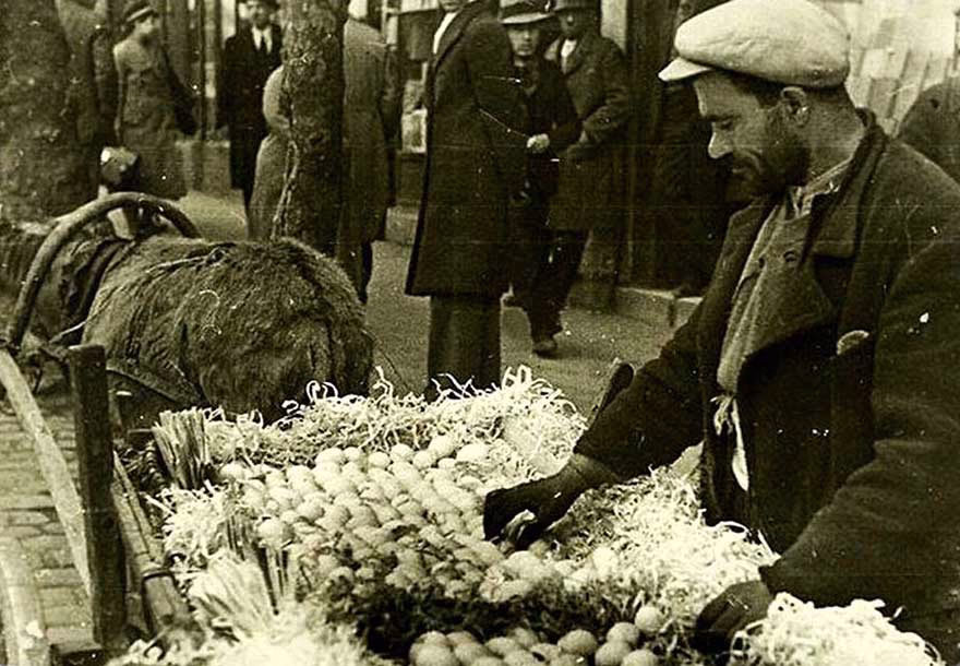 sokakta yumurta satan bir seyyar satıcı
