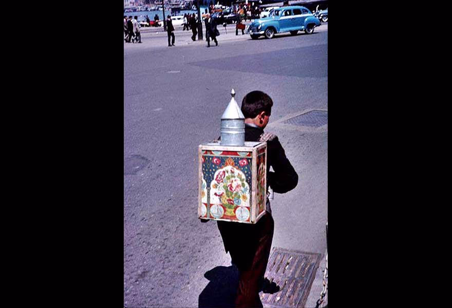 Eminönü'nde su satan bir satıcı.
