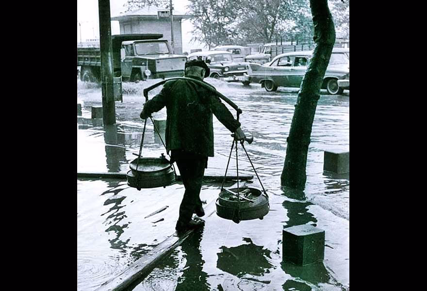 Kabataş'tan bir yoğurtçu.