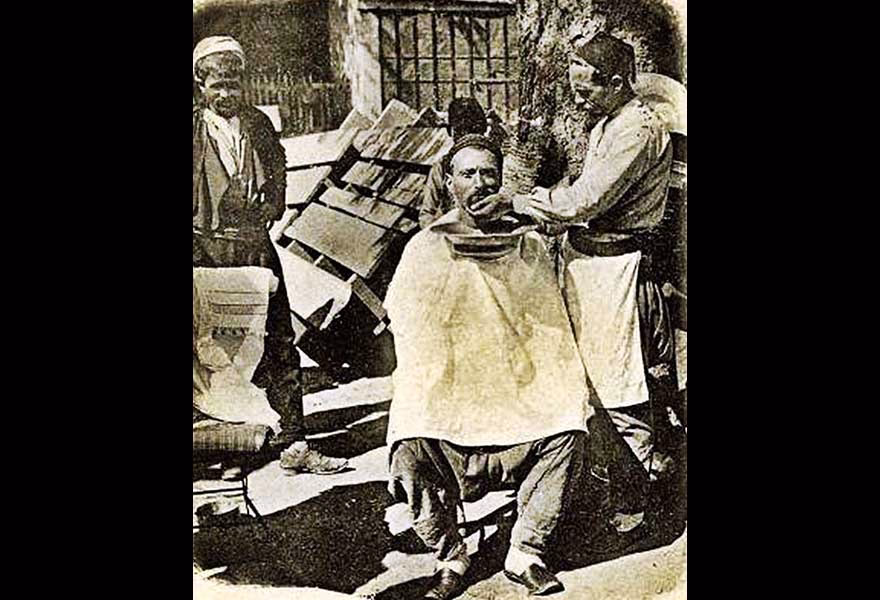 1900'lü yıllardan bir sokak berberi.