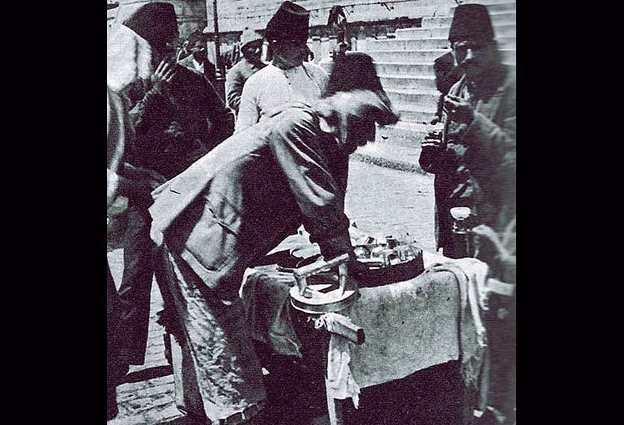 1910'lu yıllarda Eminönü civarından bir seyyar dondurmacı.