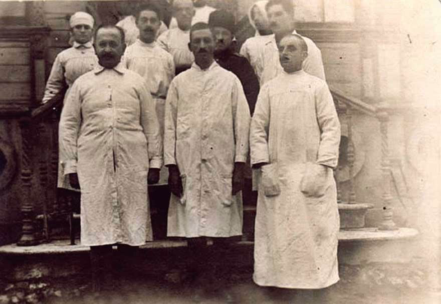 1919 yılında İstanbul'da bir hastahanede görevli doktor ve hemşireler.