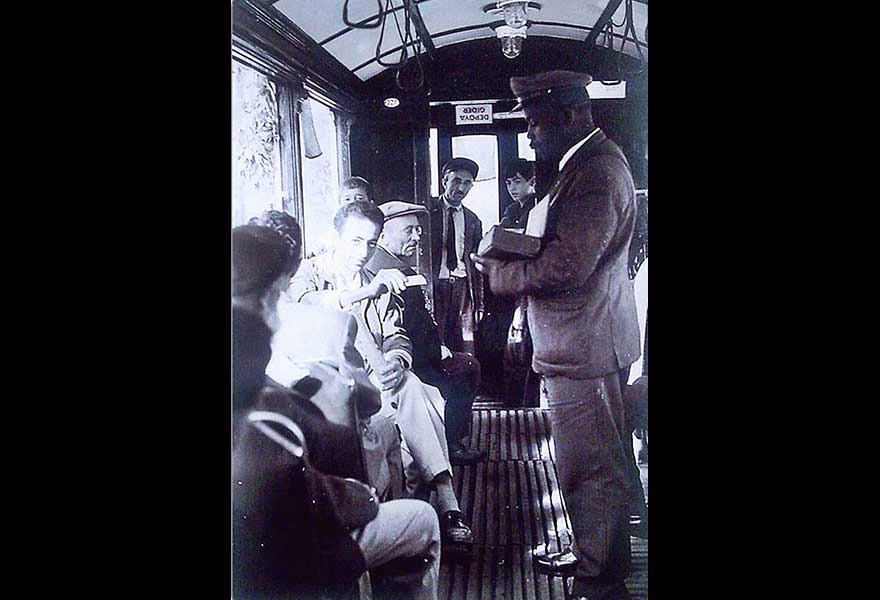 1951 yılında tramvayda bilet kesen bir memur