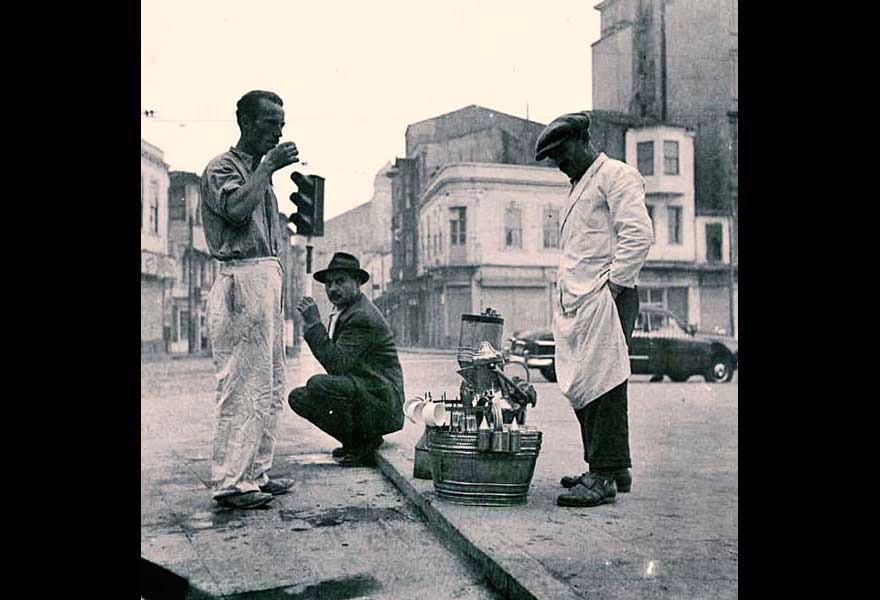 1950 yılında seyyar bir salepçi.