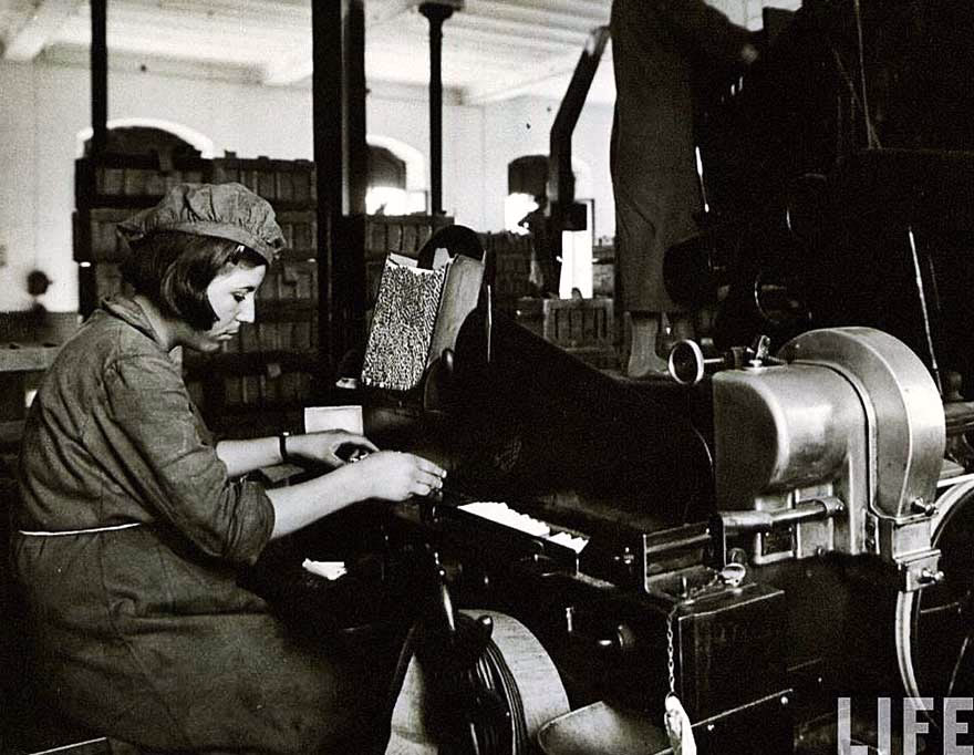 1942 yılında Cibali Tütün ve Sigara fabrikasında çalışan bir kadın.
