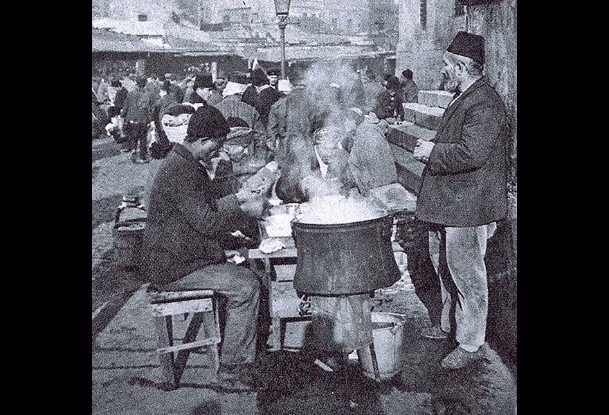 Eminönü Yeni Cami önünde çorbacılara ait fotoğraf karesi 1913 yılında çekilmiş.