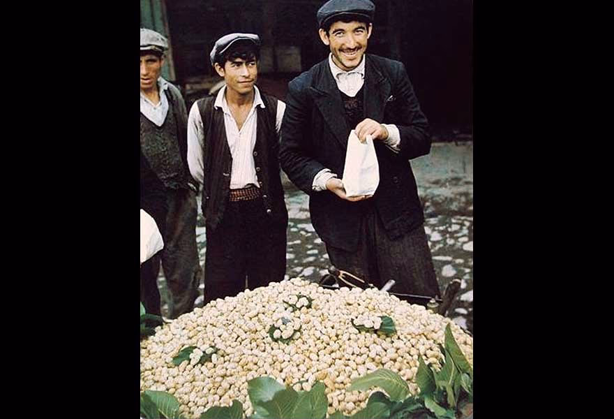 1970 yıllarda bir dut satıcısı.