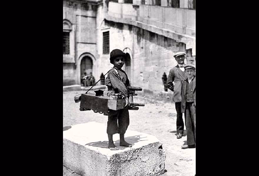 1934 yılında küçük bir ayakkabı boyacısı.