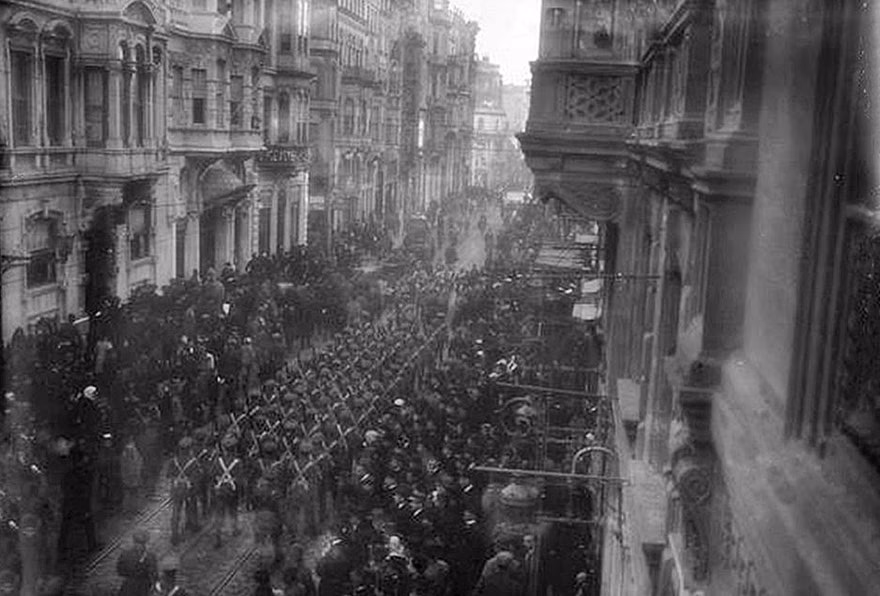 İstanbul'u işgal eden İngiliz askerlerinin geçit töreni
