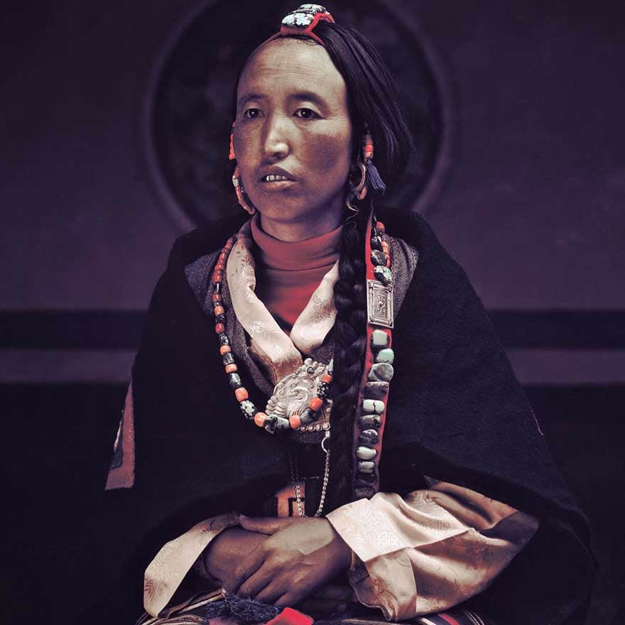 Nepal'in ıssız bir dağ köyünde yaşayan yerli kadın