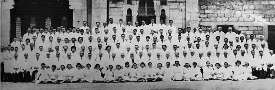 Haydarpaşa Numune Hastahanesi tam kadro fotoğraf çektiriyor