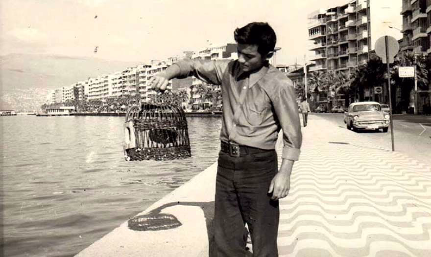 1957 yılında İzmir Kordon'da keklik satan bir satıcı
