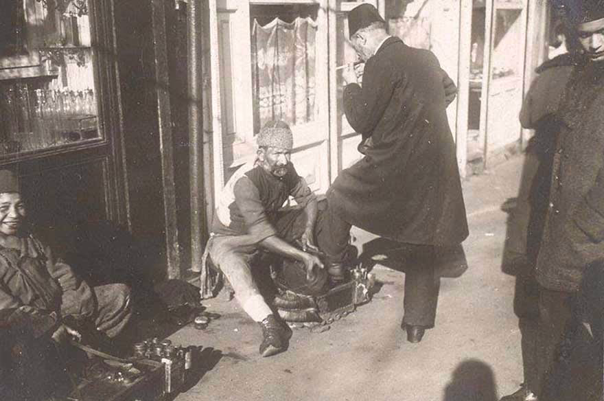 1918 yılından bir ayakkabı boyacısı