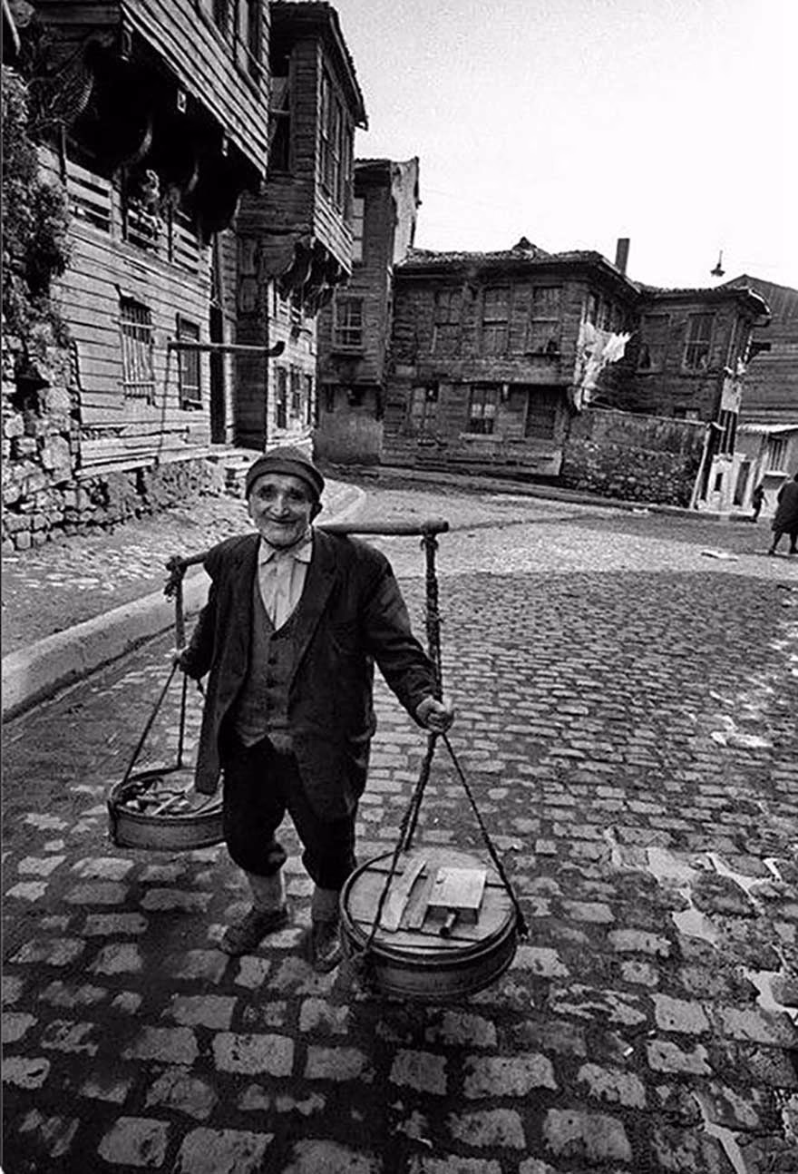 1955 yılında Üsküdar'da yoğurt satan bir satıcı