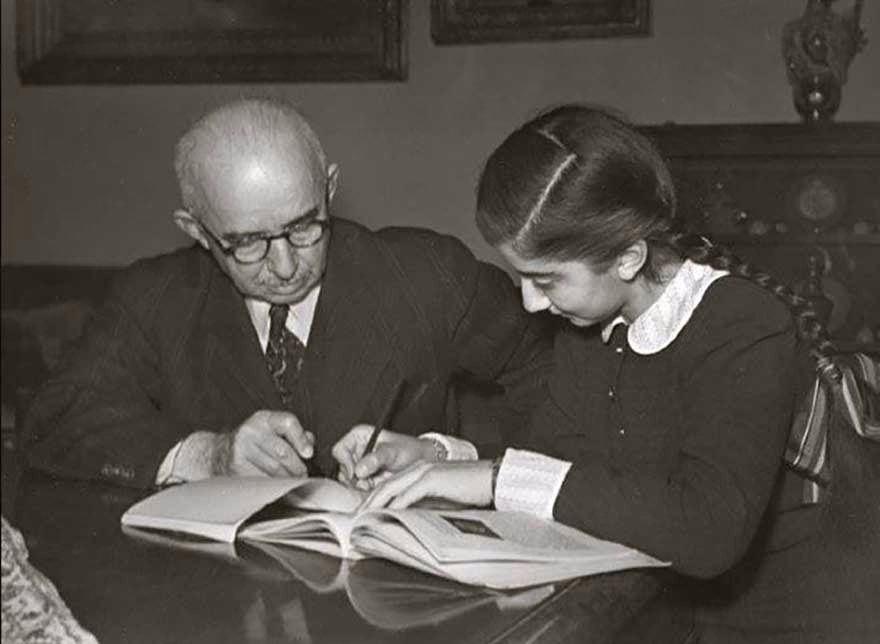 İsmet İnönü kızı Özden'e ders çalıştırıyor