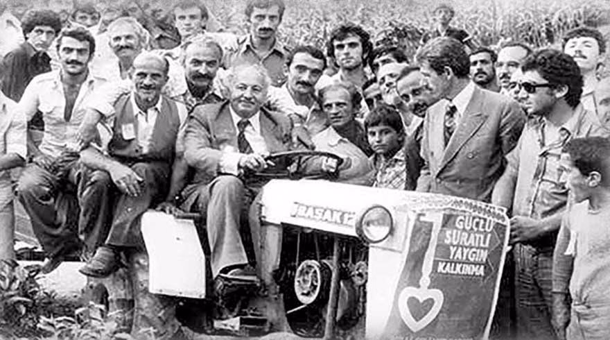Necmettin Erbakan, yerli üretim Başak model traktörü deniyor