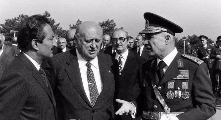 Kenan Evren, Süleyman Demirel ve Bülent Ecevit ile konuşuyor