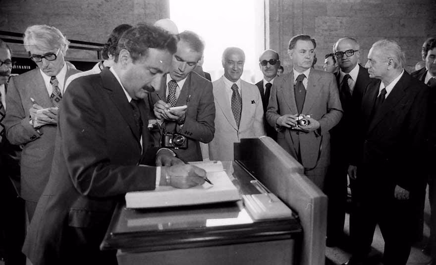 Başbakan Bülent Ecevit Anıtkabir Hatıra Defterini imzalıyor
