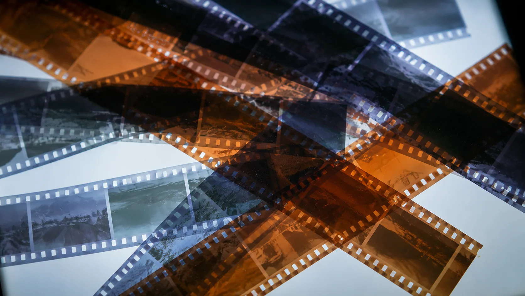 Birden fazla film şeridinin üst üste bindiği soyut yakın çekim