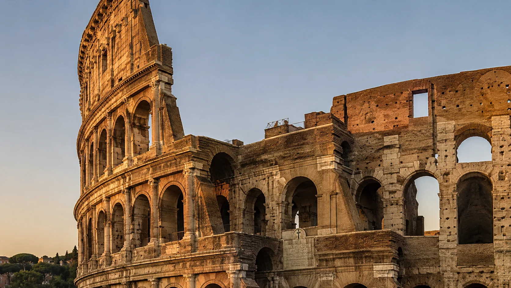Roma Kolezyumu'nun dış cephesi, yıkılmış kemer ve taş duvarlar, mavi gökyüzü