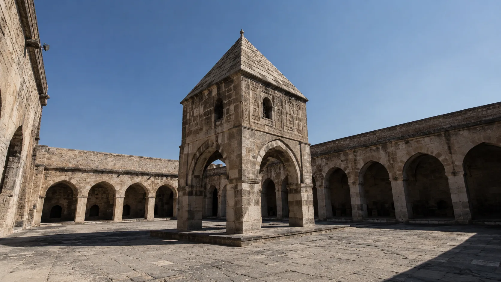 Sultan Han Aksaray kervansarayı taş avlu ve köşk mescit
