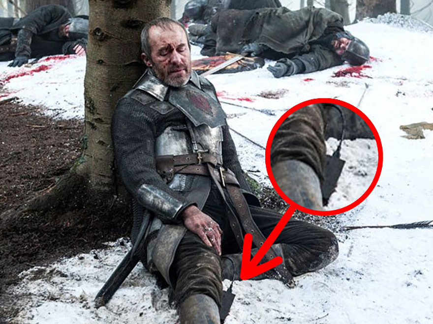 Stannis Baratheon dizüstü şarj aletinin üstüne oturmuş