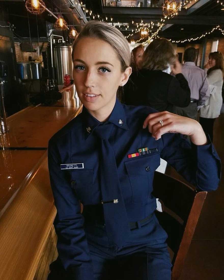 Amerika Birleşik Devletleri Sahil Güvenlik'de görevli kadın üniformalı