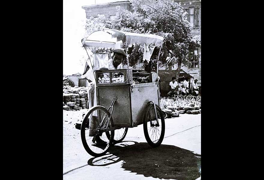 1960'lı yıllarda seyyar bir dondurmacı