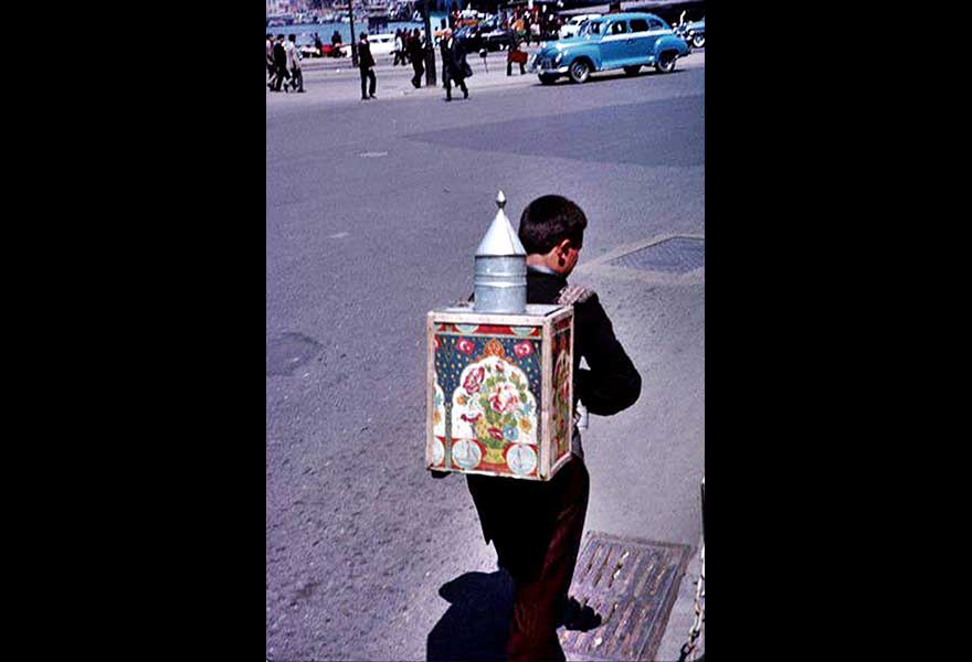 Eminönü'nde su satan bir satıcı.