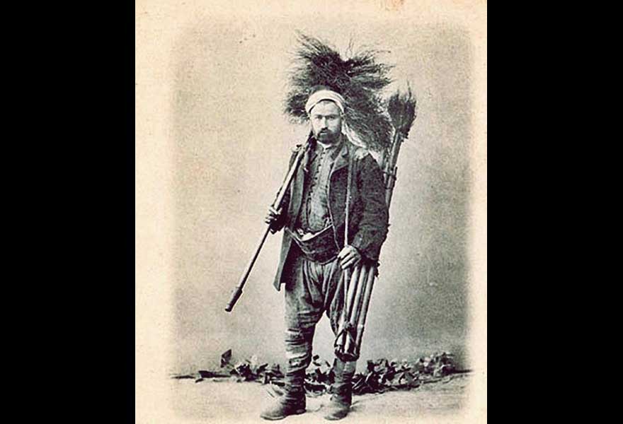 1900'lü yıllarda sokak sokak gezen bir baca temizleyicisi.