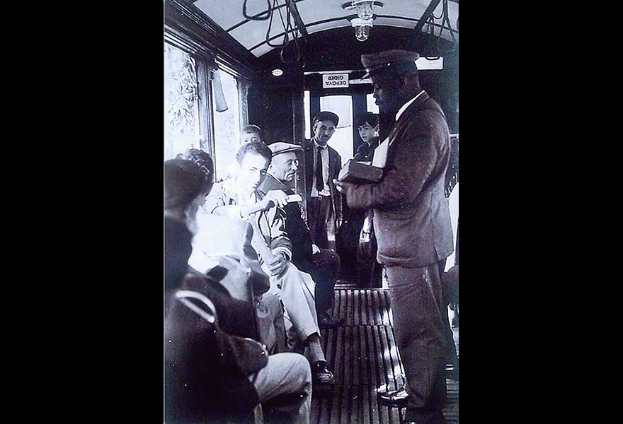 1951 yılında tramvayda bilet kesen bir memur