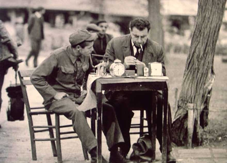 1974 yılında seyyar bir saat tamircisi.