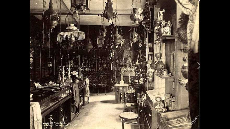 Kapalıçarşıda avize ve fener satan şık bir dükkan