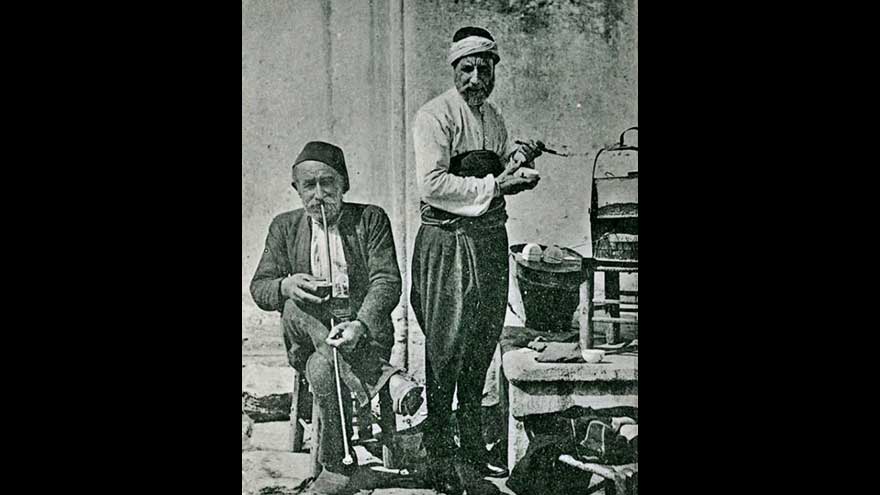 1897 yılında İstanbul'dan bir kahveci ve müşterisi poz veriyorlar