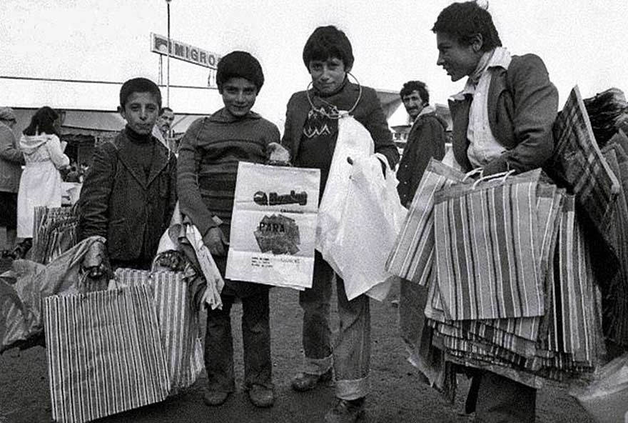 İstanbul'da pazar çantası satan çocuklar