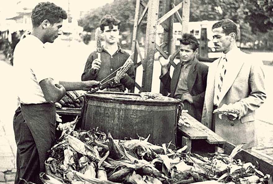 Alibeyköy'de süt mısır satan bir seyyar satıcı